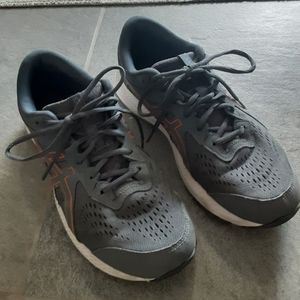 Athletic shoes